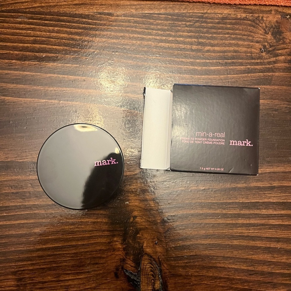 Avon mark. Min-A-Real Powder Foundation - Sleek Black Compact